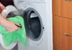 Ce să pui în mașina de spălat ca să scoți rufele mult mai ALBE, curate şi fără pete