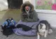 Cerşeşte alături de câinele său, dar după ce şi-a terminat "tura", a urcat într-un bolid de lux 