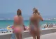 Două blonde au ieşit la plimbare pe faleză. Toţi bărbaţii au râs de ele. Cum erau îmbrăcate