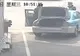 Imagini uluitoare. Un șofer a gonit pe autostradă cu un polițist pe capotă și unul pe portieră