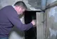 A descoperit o ușă în depozit, ce dădea într-un tunel secret. S-a cutremurat când a văzut unde duce