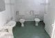 Grup sanitar cu două WC-uri alăturate, într-un spital nou-nouţ din România