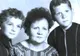 În această poză apare un cunoscut cântăreţ, alături fratele lui şi de mamă. Îl recunoşti?