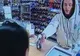A intrat în magazin cu un pistol şi a ameninţat vânzătoarea. Reacţia femeii este absolut fabuloasă