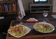 S-a descoperit o nouă dietă: ce reguli bizare are. Îi ajută pe cei care mănâncă în faţa TV-ului