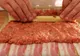 A rulat cascaval și carne tocată în fâșii de bacon. Rezultatul, de-a dreptul delicios