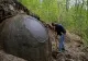 O sferă gigantică dezgropată într-o pădure a declanşat o isterie pe net. O civilizaţie necunoscută..