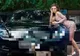 A vrut să pozeze sexy pe capota mașinii. Un detaliu a făcut-o de râs 