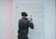 A luat un ciocan și a început să spargă peretele. După câteva minute... Rezultatul e uimitor!