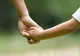Drama unei mame. Riscă să fie extradată pentru că şi-a salvat copilul de abuzurile tatălui
