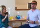 VIDEO. Cel mai inegenios tată. Iată cum îi scoate un dinte de lapte fetiţei lui