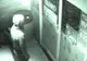 Imaginile care au isterizat Internetul. Un om misterios trece ca o fantomă prin ușile unui magazin