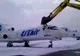 Un angajat furios a distrus un avion cu excavatorul după ce a aflat că va fi concediat