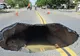 Momentul șocant în care o groapă imensă se deschide în mijlocul unui drum circulat