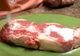 Toarnă bicarbonat de sodiu pe carnea crudă. Motivul? Este adevăratul secret al bucătarilor