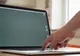 Lăsaţi laptopul în stand by? Motivul pentru care trebuie să îi daţi restart acum 