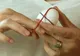 OUĂ DE PAŞTI 2016. Înfăşoară un elastic în jurul unui ou, apoi pune-l la fiert