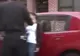 Halucinant! Un polițist strânge de gât o femeie. Pietonii s-au oprit și au început să filmeze 