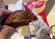 Dezgustător! Ce a găsit un bărbat în porţia sa de aripioare prăjite, cumpărate de la fast-food