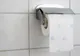 Trucul genial pentru igienta toaletei. De ce se pune o rolă de hârtie pe marginea toaletei?