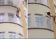 Imagini șocante. O femeie aproape dezbrăcată a sărit din calea focului, de la etaj