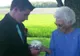 I-a cumpărat bunicii un corsaj, apoi a invitat-o la bal. Când a aflat motivul, bătrâna a plâns