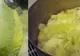 A fiert varză şi cu zeama s-a dat pe faţă. A observat ceva diferit 