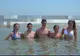 Și-au făcut o poză în mare, iar în spate îi pândea pericolul.S-au îngrozit când au privit fotografia