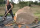 A început să lovească puternic această piatră. Dupa câteva ore, toţi au izbucnit în plâns 