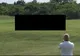 Lovea mingea de golf când a zărit umbra. A ridicat privirea și s-a cutremurat. A luat crosa, dar...