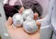 A băgat câteva bile din folie de aluminiu în mașina de spălat. Rezultatul e fabulos