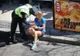 Un polițist s-a apropiat de o femeie abătută. S-a aplecat asupra ei și i-a șoptit ceva la ureche