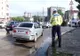 A lovit o maşină şi a intrat într-un magazin. Când s-au apropiat, poliţiştii s-au speriat