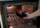 A luat un pumn de creioane colorate. Le-a pus într-o tavă și le-a băgat în cuptor
