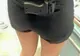 Ea e bruneta care a intrat cu pistolul în mall, l-a scos, iar poliţia nici n-a băgat-o în seamă