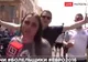Moment șocant în direct la TV. O jurnalistă din Rusia e udată cu bere de huliganii englezi