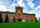 A găsit un castel abandonat în mijlocul pădurii şi a intrat. Imaginile fac senzaţie pe Internet