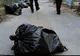 A descoperit un sac legat strâns. Mișca! L-a desfăcut și s-a cutremurat. Când a văzut ce conține...