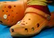 Pantofii Crocs par confortabili, dar uite de ce nu e bine să îi porţi 