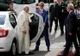 Imaginea zilei: Papa Francisc călătorește cu o mașină Logan