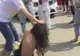 O soție înșelată a bătut amanta soțului în văzul lumii. Totul a fost filmat!