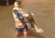 A prins un pește uriaș, cu mâna goală. Imagini uimitoare