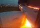 Un avion care zbura spre Milano a luat foc pe pistă. Incendiul, surprins de camerele de supraveghere