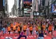 Mii de fani yoga s-au strâns în Times Square din New York, cu ocazia solstițiului de vară