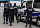 Bărbat înarmat, baricadat într-un hotel din Franţa