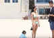 Un bărbat săruta, pe plajă, la întâmplare, femei cu copii mici de mână. Cum au reacţionat micuţii