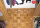 A găsit o trapă în dulapul cu haine. A deschis-o și.. SURPRIZĂ! A plâns când a văzut ce era înăuntru