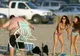 Acest grăsuţ încerca să abordeze fete pe plajă. Ce a urmat e INCREDIBIL. Turiştii au râs în hohote