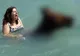 Această doamnă n-are ruşine.Cum a intrat în apă, la mare.Copiii au fugit din faţa ei.A venit poliţia
