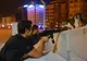 Povestea imaginii unei pisici care ”sfidează” un poliţist înarmat, în Turcia